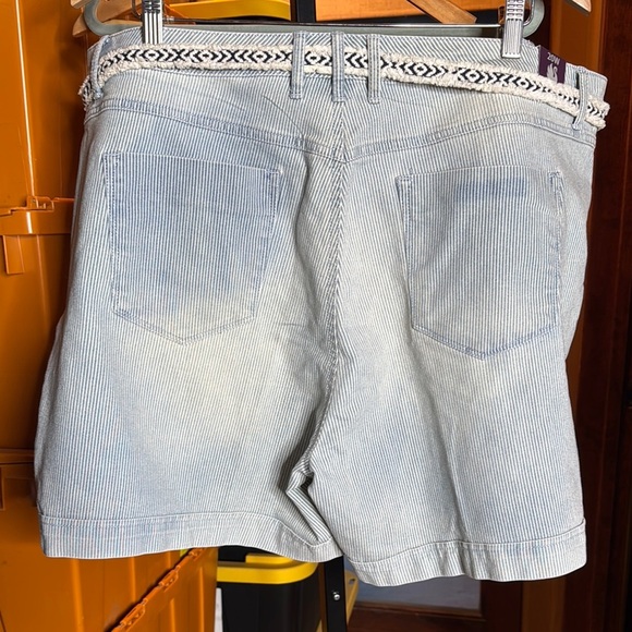 NWT Gloria Vanderbilt Sunwashed Light Blue Stripe Denim Shorts w/ Belt Size 20W - Picture 6 of 9
